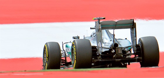 Nico Rosberg z Mercedesu bhem kvalifikace na Velkou cenu Rakouska.