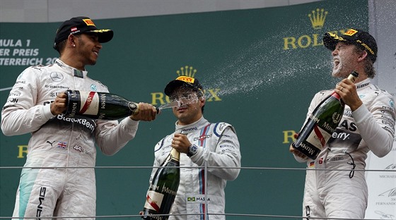 Lewis Hamilton míí proud ampaského na Nika Rosberga, svého pemoitele ve...