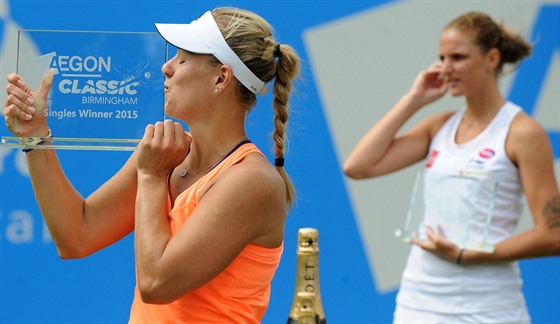 Angelique Kerberová (vlevo) se raduje z triumfu na turnaji v Birminghamu,...