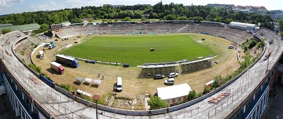 Na stadionu za Luánkami v Brn vrcholí pípravy na exhibiní zápas.