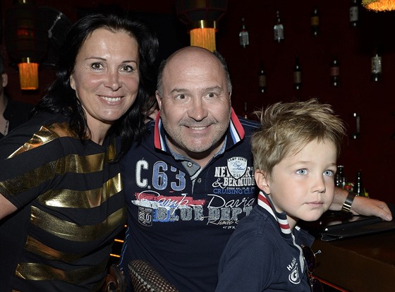 Michal David s manelkou Marcelou a vnukem Sebastianem (21. dubna 2015)