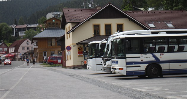 Souasné autobusové nádraí v Peci pod Snkou.