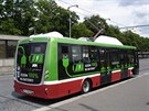 Elektrobus SOR EBN 11 pod nabíjecí trolejí v zastávce elivského (25.6.2015)