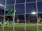 Dánský branká Jakob Busk elí penalt v semifinále mistrovství Evropy proti...
