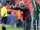 Trenér eských fotbalist do 21 let Jakub Dovalil diriguje své svence.