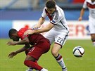 Portugalský fotbalista Ricardo (vlevo) padá po souboji s Nmcem Dominiquem...