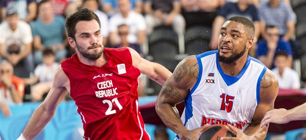 V Baku se hraje také basketbal 3x3. Český hráč Roman Zachrla napadá Marshalla... V Baku se hraje také basketbal 3x3. Český hráč Roman Zachrla napadá Marshalla...