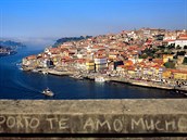 Pohled na msto z eky Douro. Na protjm behu najdete sklepy svtoznmch...
