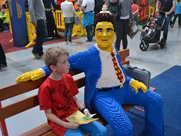 Legové postaviky v lidské velikosti jsou na výstav vdným objektem k...