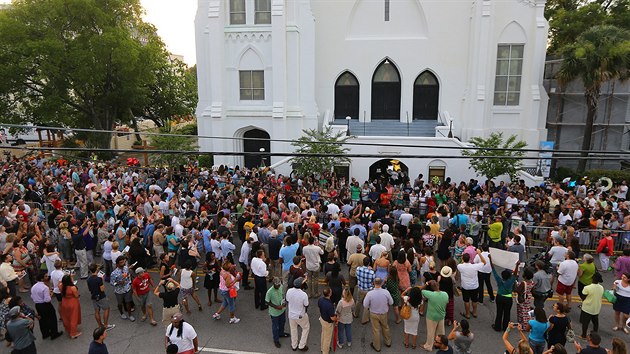 Modlitba za obti stelby v Charlestonu. (20. ervna 2015)