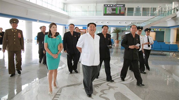 Kim ong-un otevel spolu se svou enou Ri nov letitn terminl v severokorejsk metropoli Pchjongjangu. (25. ervna 2015)