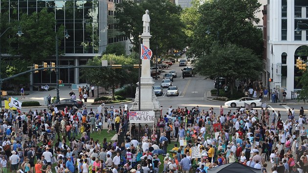 Demonstrace za odstrann konfederan vlajky v hlavnm mst Jin Karolny Columbii (19. ervna 2015)