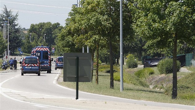 Francouzsk policie na mst toku na tovrnu ve mst Saint-Quentin-Fallavier (26. ervna 2015)