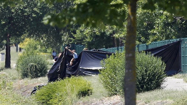 Francouzsk policie na mst toku na tovrnu ve mst Saint-Quentin-Fallavier (26. ervna 2015)