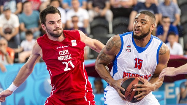 V Baku se hraje také basketbal 3x3. eský hrá Roman Zachrla napadá Marshalla...