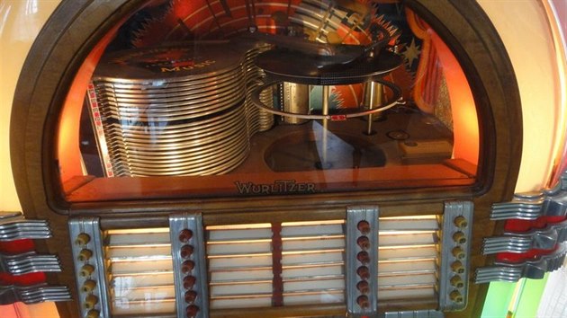 Ndhern jukebox  Wurlizer. Dnes se prodvaj na burzch za cenu kolem esti tisc dolar.