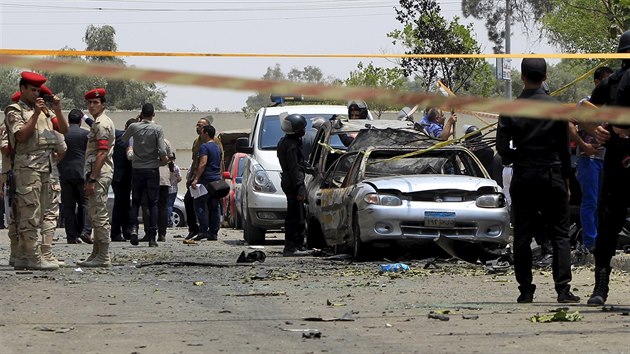 Policist vyetuj pumov tok na egyptskho generlnho prokurtora (29. ervna 2015).