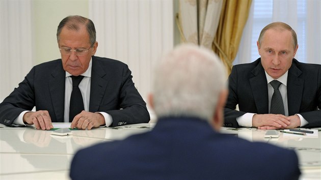Syrsk ministr zahrani Vald Mualim (zdy) na jednn s ruskm ministrem zahrani Sergejem Lavrovem (vlevo) a prezidentem Vladimirem Putinem (29. ervna 2015).