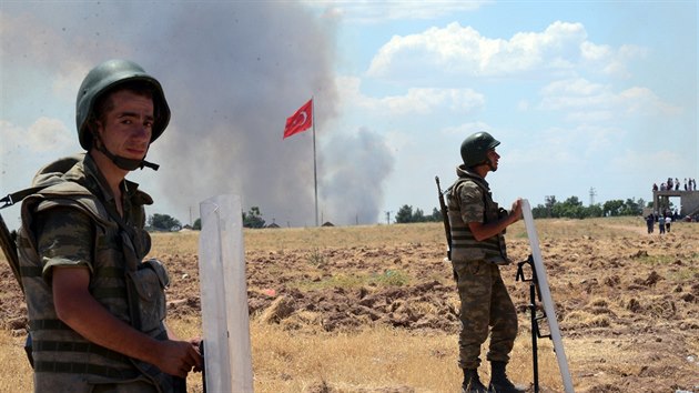 Turet vojci ste hranice se Sri, v pozad je vidt kou z Kobani (26. ervna 2015).