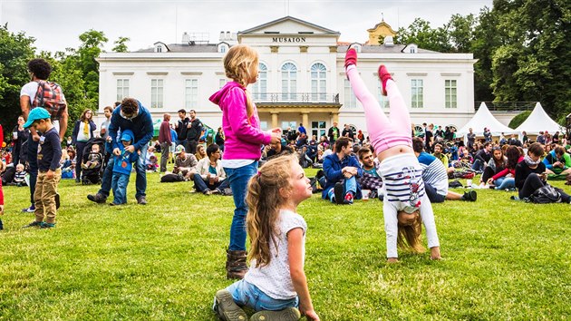 Spousta lid pila na festival United Islands i se svmi dtmi.