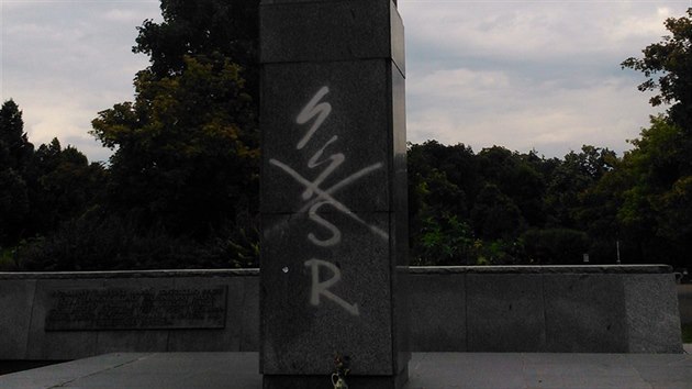 Socha marla Konva na nmst Interbrigdy v Praze 6 se opt stala terem vandal (22.6.2015)