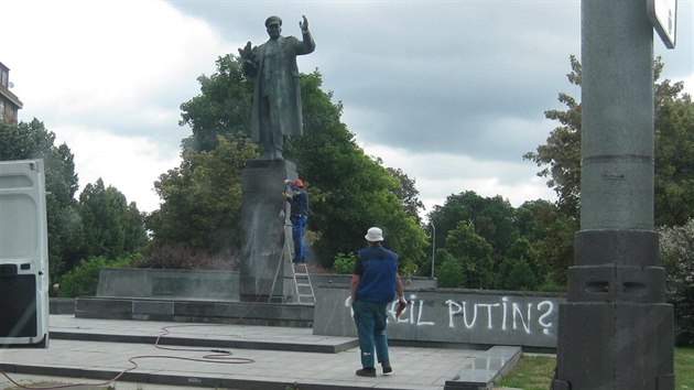 Odstraovn graffiti z pomnku marla Konva v praskch Dejvicch (23.6.2015)