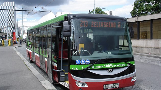 Elektrobus SOR EBN 11, který testuje praský dopravní podnik. Na snímku je v...