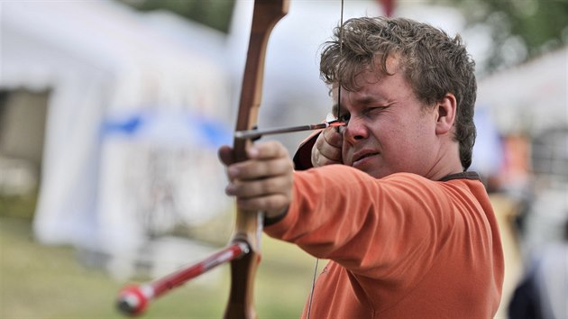 Nvtvnci neziskovho festivalu v Tebi si mohou i cvin vystelit do tere z luku.