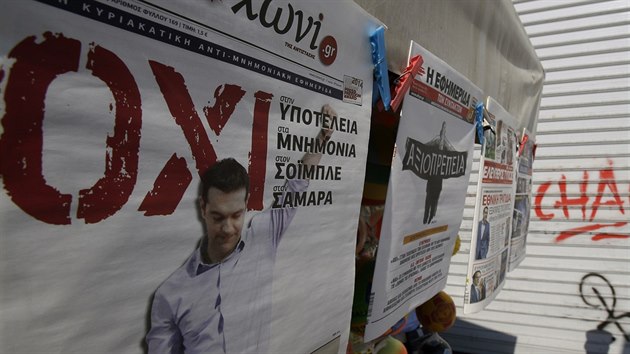 Tituln strany novin ukazuj premira Alexise Tsiprase se slovy "Ne" a "Dstojnost". eck parlament v sobotu odhlasoval referendum o pijet nvrh evropskch vitel (28. ervna 2015).