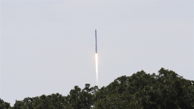 Raketa Falcon 9 spolenosti Space X se krtce po svm startu dostala do problm a rozpadla se (28. ervna 2015).
