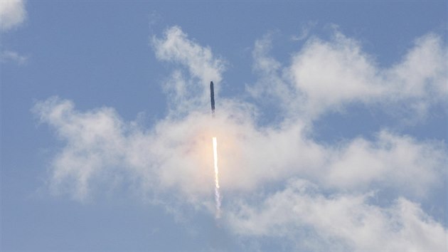 Raketa Falcon 9 spolenosti Space X se krtce po svm startu dostala do problm a rozpadla se (28. ervna 2015).