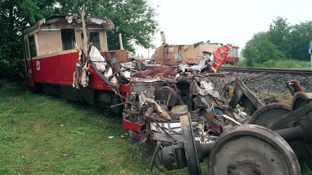 Z kopc rozjet nesprvn odstaven eleznin vagony naplnn motorek zcela rozdrtily.