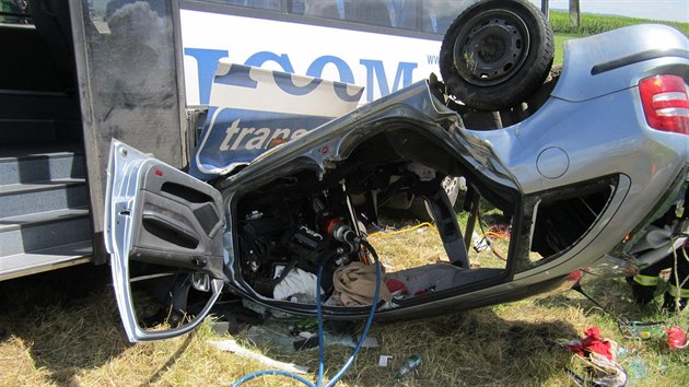 V ervnu 2015 skonilo auto po nrazu na stee a namknut pod autobusem. idika zemela.