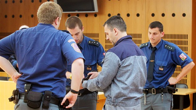 Obvodn soud pro Prahu 6 ve stedu rozhoduje o proputn Davida Berdycha. Ten si odpykal dv tetiny patnctiletho trestu. (24. ervna 2015)