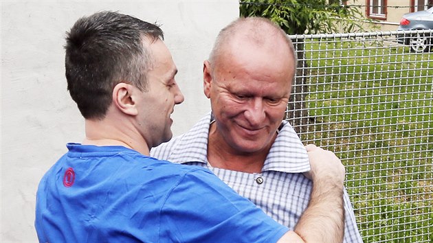 Davida Berdycha (vlevo) na svobod pivtal jeho obhjce Jaroslav Ortman. (24. ervna 2015)