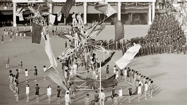 Vystoupen sttnch pracovnch zloh pi prvn spartakid na Strahovskm stadionu v Praze (erven 1955)