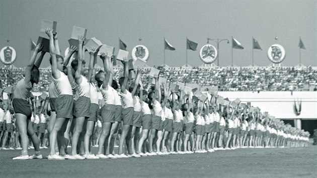Vystoupen actva s krychl pi prvn spartakid na Strahovskm stadionu v Praze (erven 1955)