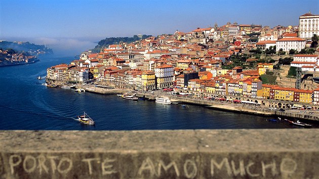 Pohled na msto z eky Douro. Na protjm behu najdete sklepy svtoznmch vinastv, produkujc portsk vno.