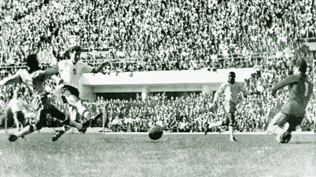Josef Masopust stl jedinou branku utkn proti Brazlii na fotbalovm mistrovstv svta v Chile. (17. ervna 1962)