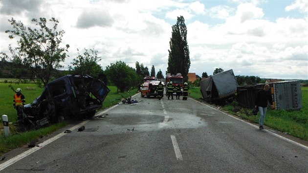 Po stetu nklaku s mikrobusem se zranilo 9 lid (23. 6. 2015).