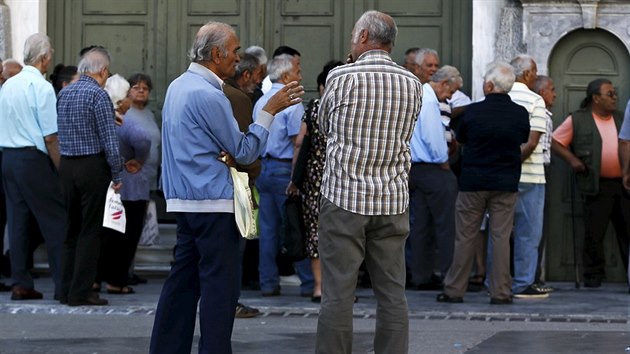 Pevn dchodci ekaj ped centrlou eck Nrodn banky v Atnch. (29. 6. 2015)