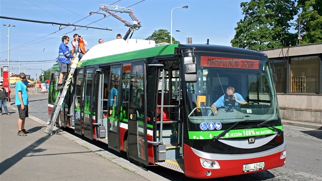 Píprava elektrobusu znaky SOR na testovací provoz. Vytaeným pantografem...