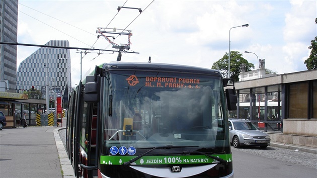 Nízkopodlaní elektrobus SOR EBN 11 dobíjí baterie ve stanici elivského pomocí...