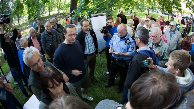 Shromdn odstartoval za hlasitch protest zsah strnk, kte mli podezen, e nen dn ohlen.