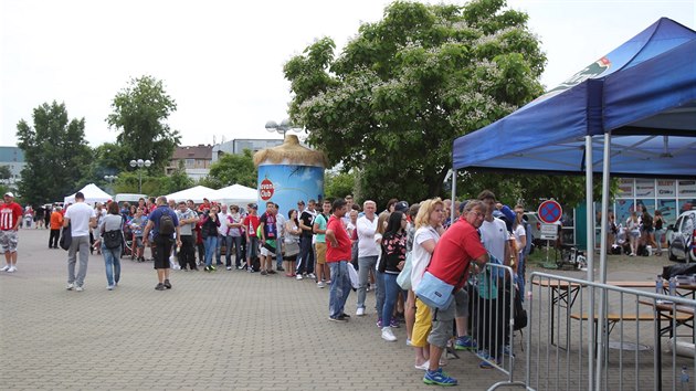 Star fotbalov stadion za Lunkami host rozluku Petra vancary, na zpas se prodalo vech 25 tisc vstupenek (27. ervna 2015).