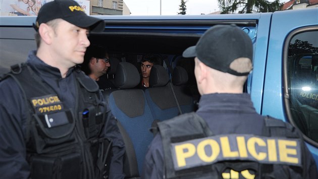 Policist kontroluj v st nad Labem vlak do Berlna. Zadreli v nm sedm neleglnch uprchlk (27. ervna 2015).