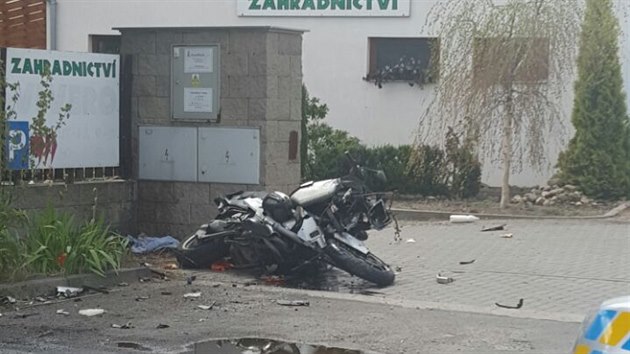 Nehoda motocyklisty s automobilem u Kostelce nad Labem (28. ervence 2015).