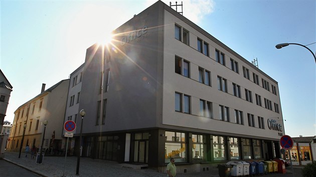 Opraven budova Snahy v centru Jihlavy. Modr skla socialistickho stavitelstv zmizela, nahradila je nov ed fasda.