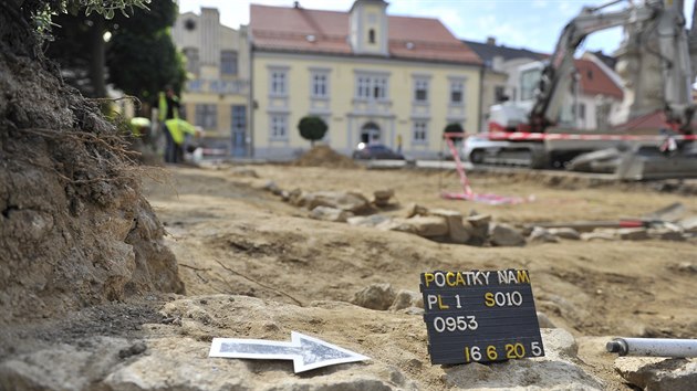 Archeologick przkum centra Potek vydal zajmav historick nlezy. Pod st nmst bylo mimo jin objeveno stedovk pohebit.