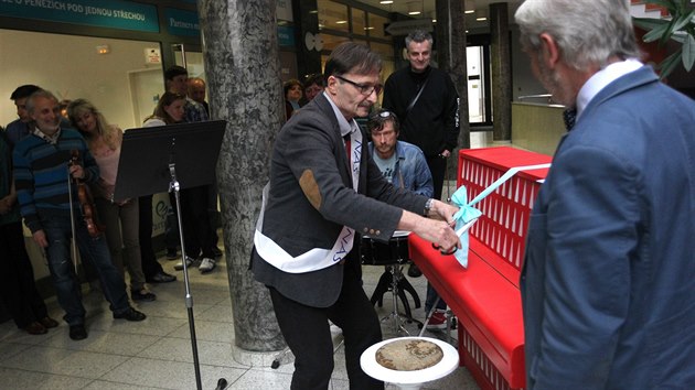 Lid mohou u i v Jihlav sednout k veejnmu pianinu a zkusit si nco zahrt. Nstroj voln pstupn veejnosti byl odhalen v pondl v podveer ve vestibulu Horckho divadla. Jako prvn k nmu usedl odchzejc editel divadla Josef Fila.